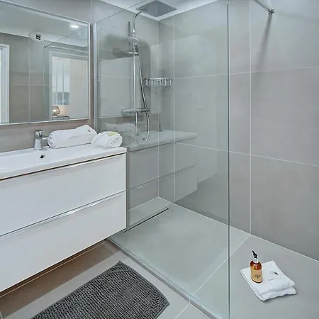 Immogroom- Renovated- Large Terrace- Ac- Shops- Parking Апартаменты